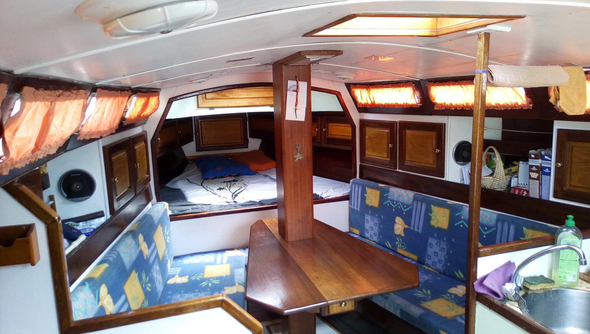 Le carré, en regardant vers l'avant