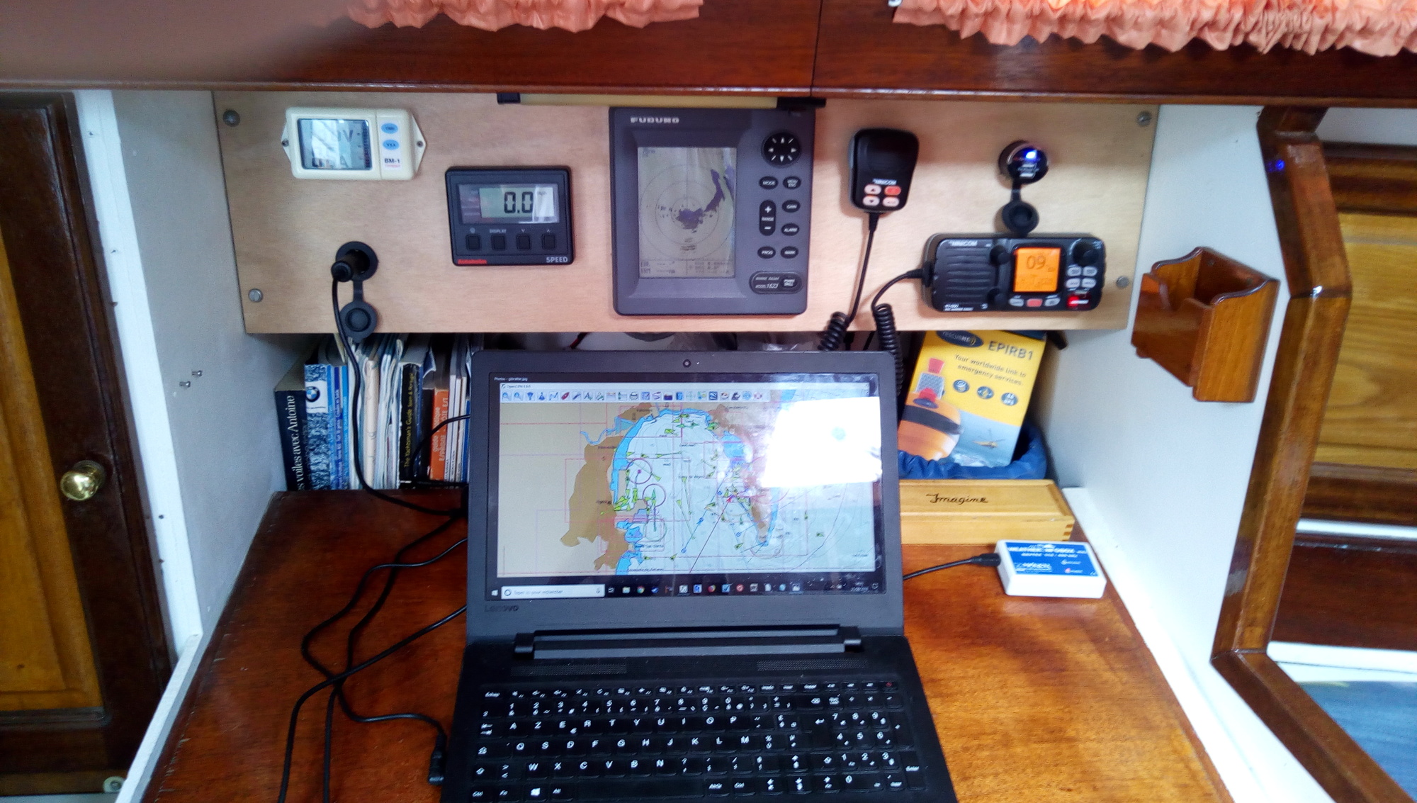 La table à carte, avec loch, radar et balise EPRIB