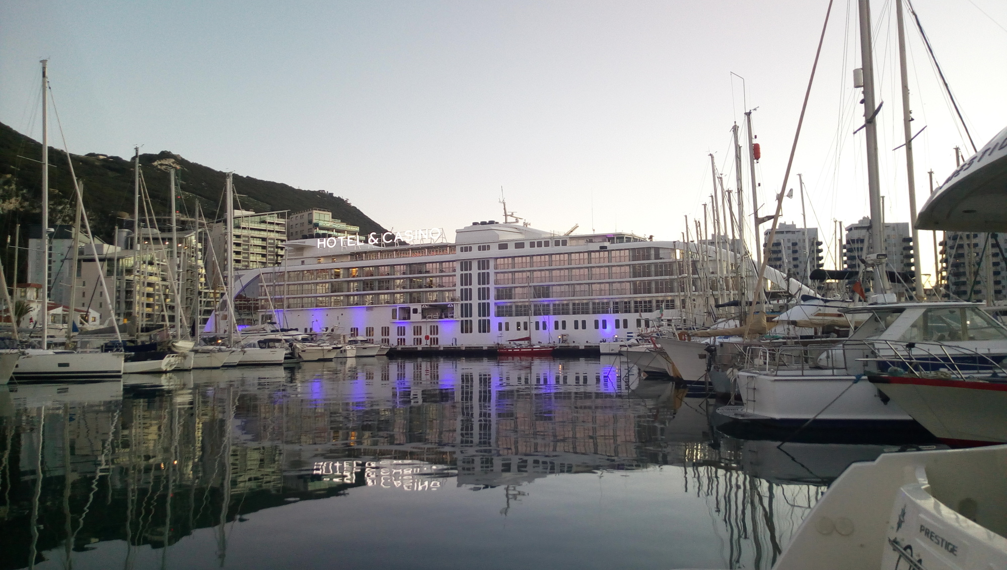 Petit bateau, place de port raisonnable